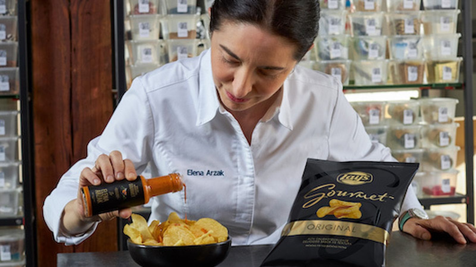 Elena Arzak, con su famosa salsa para patatas chips.
