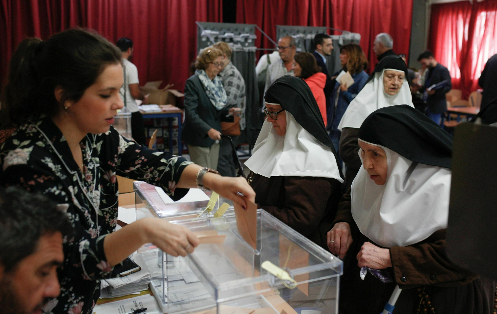 Unas monjas votando en un colegio de Sevilla.