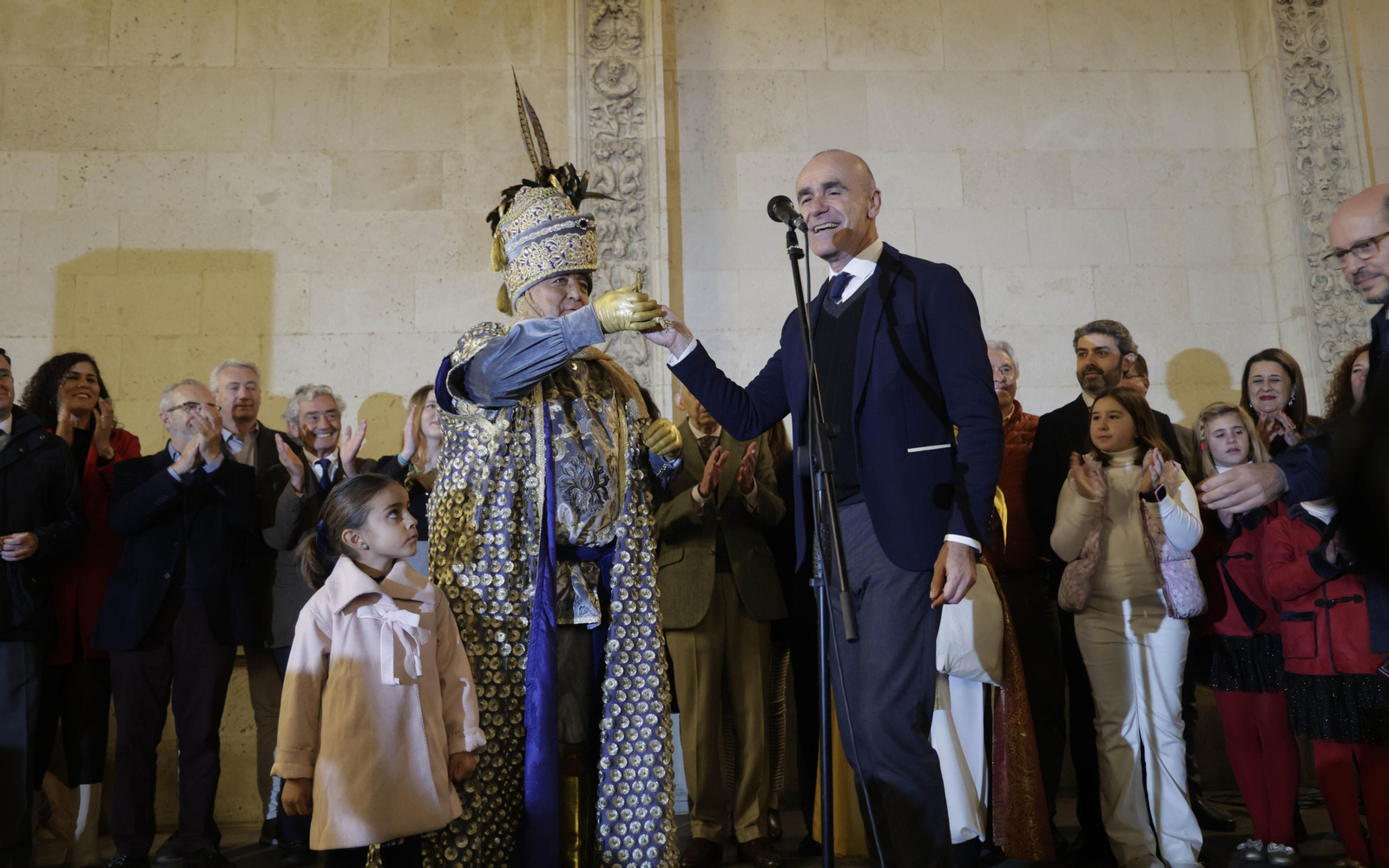 Las imágenes del Heraldo Real por las calles de Sevilla