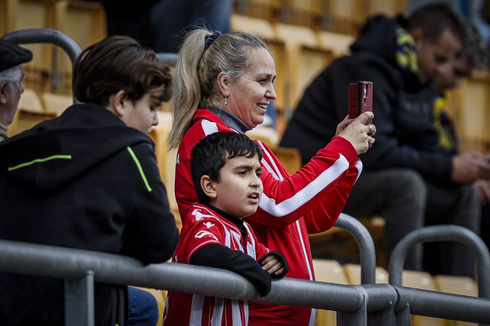 Búscate entre las imágenes del partido de fútbol Cádiz CF - UD Almería