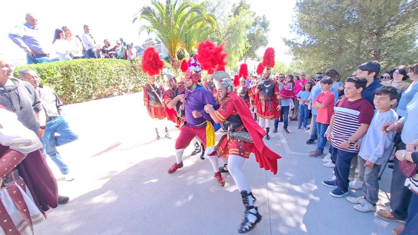 Viernes Santo en Iznájar: la procesión del Calvario, en imágenes