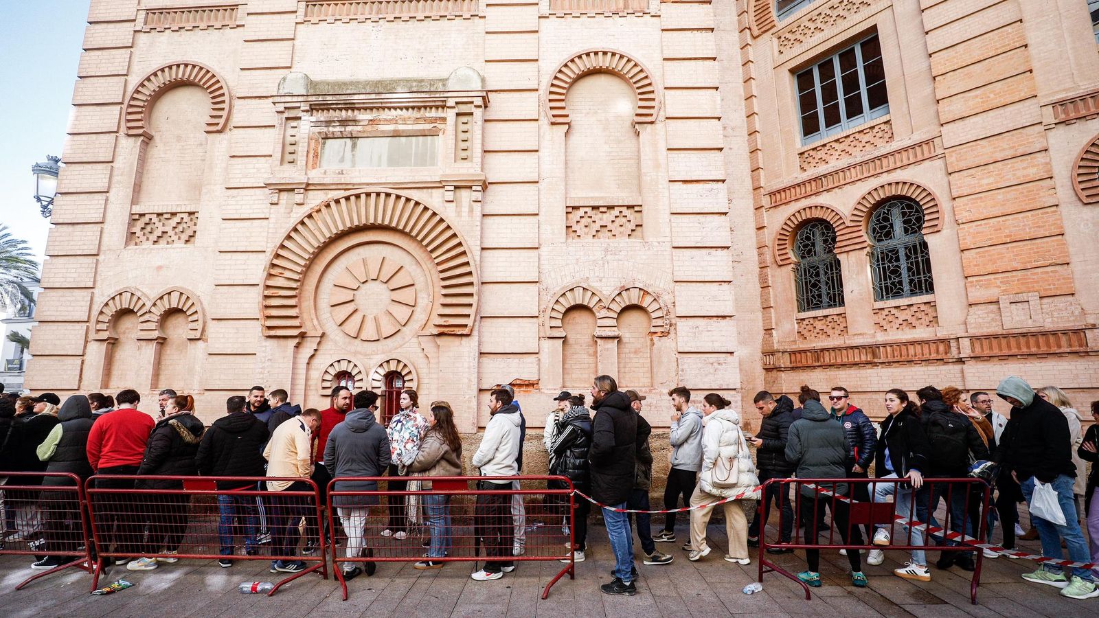 Colas en el Teatro Falla para comprar entradas de semifinales