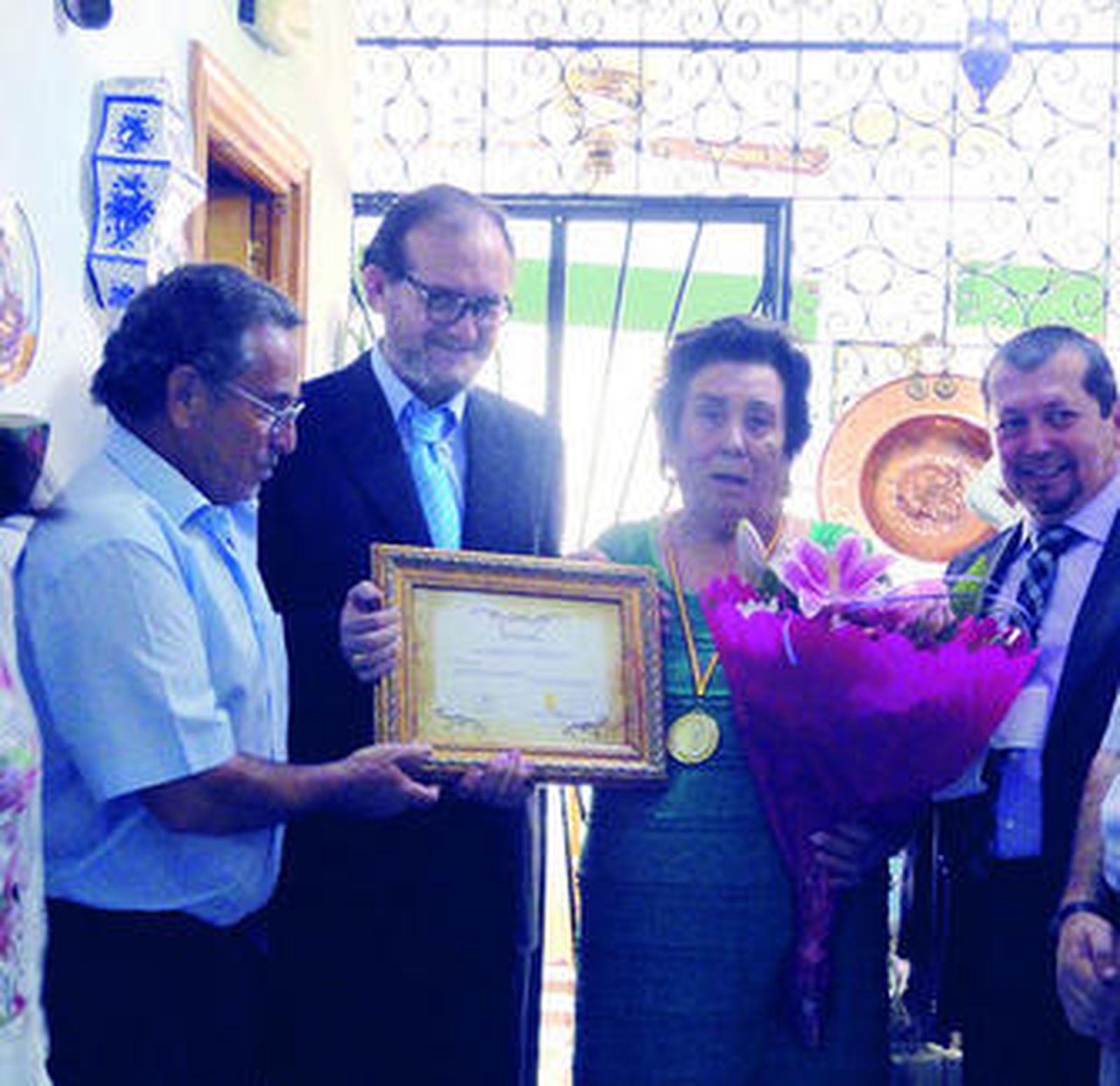 Micaela Fernández recibe el premio de manos de Javier Checa.