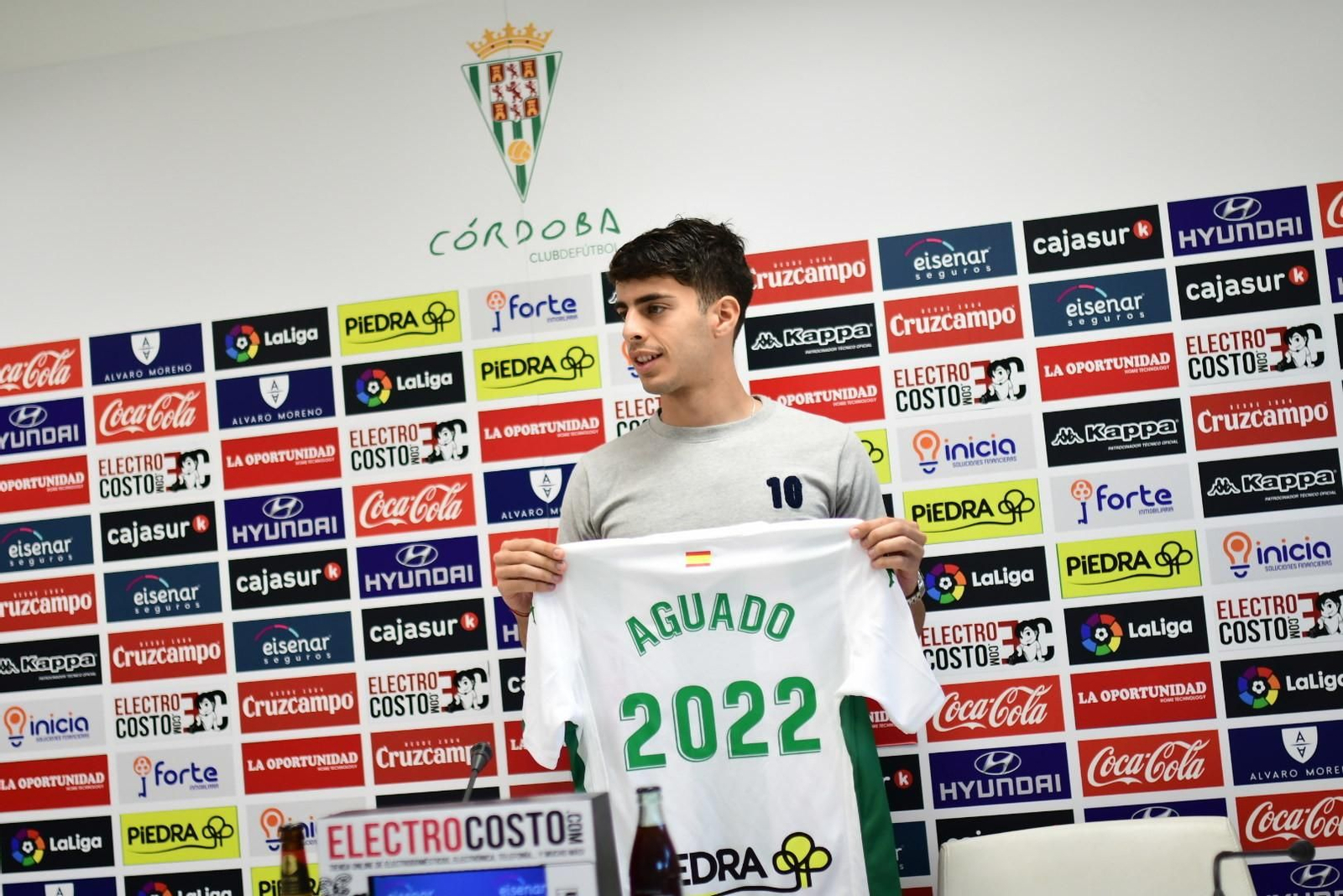Álvaro Aguado, durante el acto oficial de su ampliación de contrato con el Córdoba.