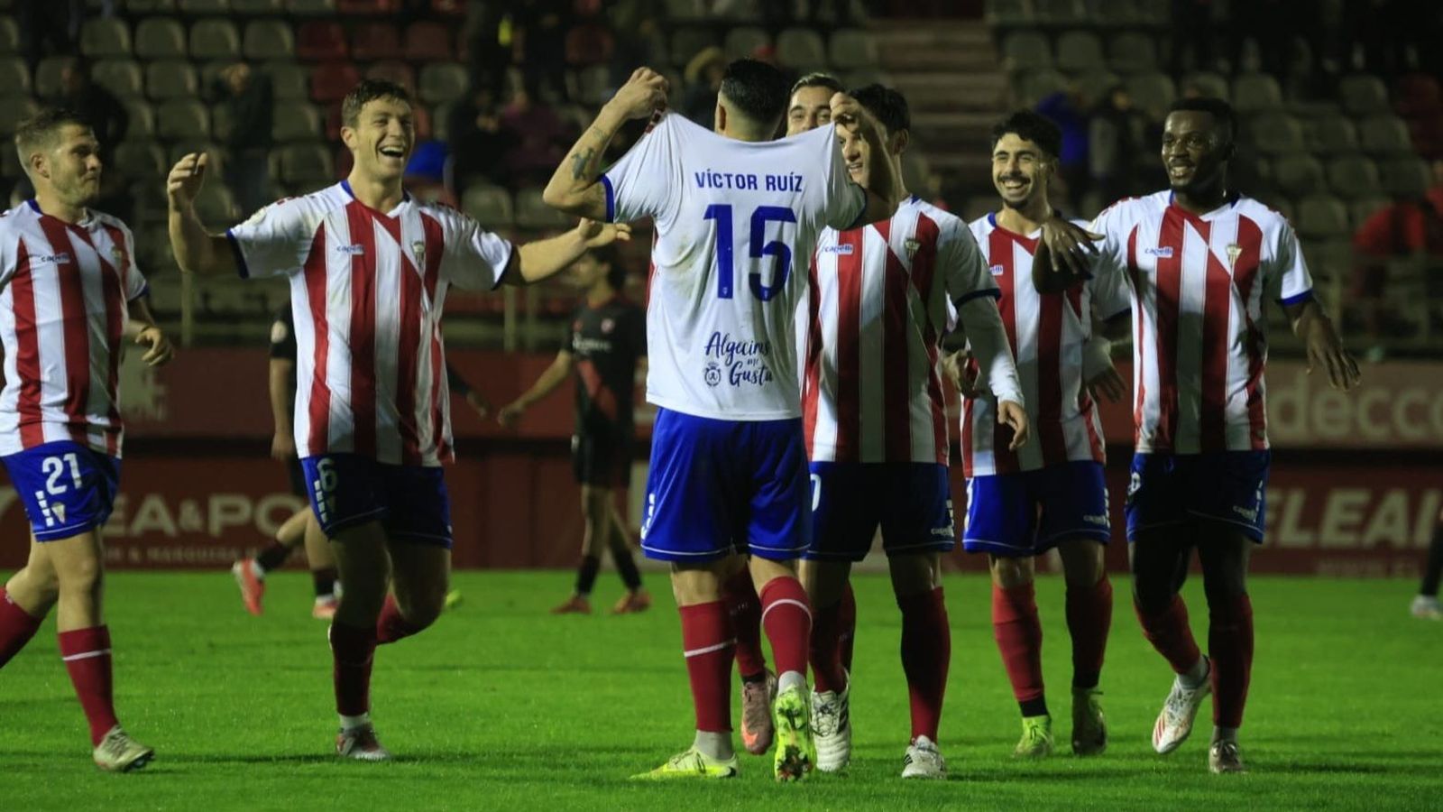 Víctor Ruiz se señala el nombre de la camiseta tras su gol al Sevilla Atlético.