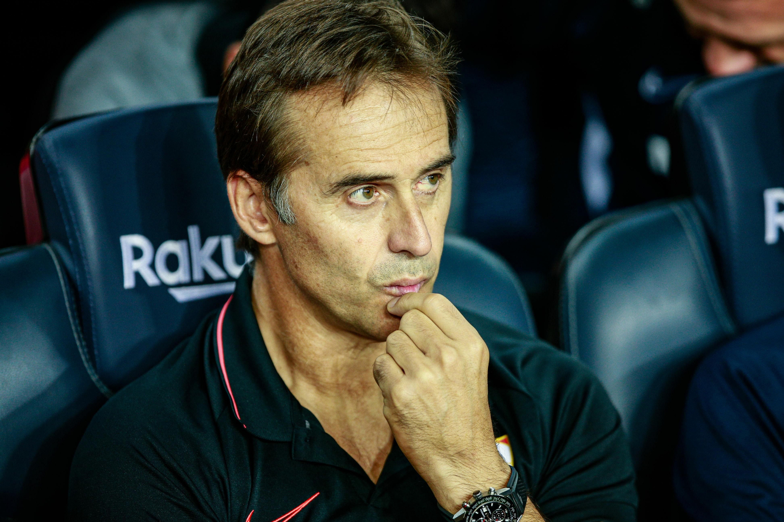 Lopetegui, pensativo en el banquillo visitante del Camp Nou.