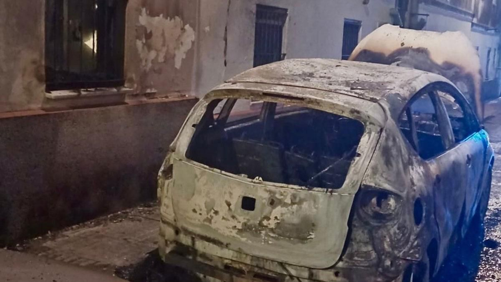 Un turismo ha quedado calcinado en Sanlúcar. Un turismo ha quedado calcinado en Sanlúcar.