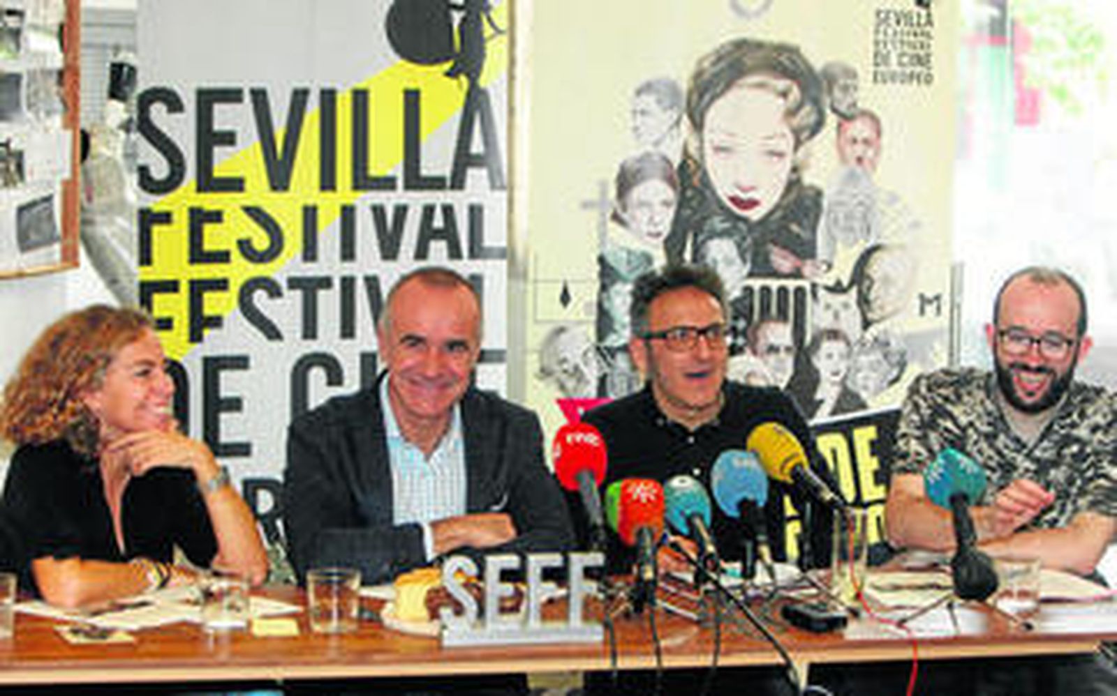 José Luis Cienfuegos y Alejandro Díaz Castaño, del SEFF, junto a la directora general de Cultura, Isabel Ojeda, y el delegado Antonio Muñoz.