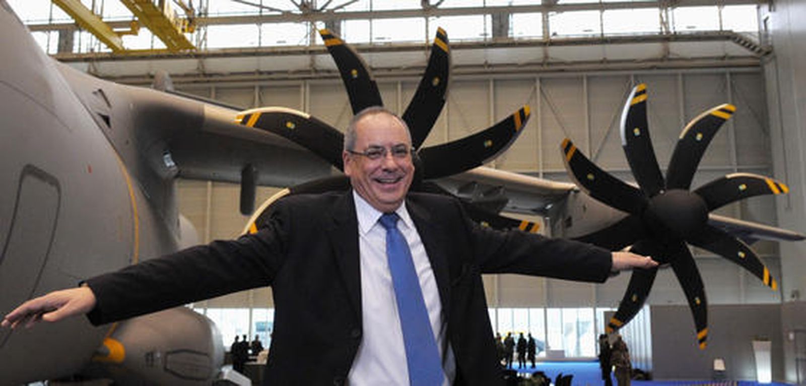 El presidente de EADS, Louis Gallois, acompañado del presidente de Airbus, Thomas Enders y el presidente de la división militar del fabricante europeo de aviones, Domingo Urena-Raso, ha fijado el 31 de enero de 2010 como fecha final para las negociaciones con los gobiernos europeos.

Foto: Agencias/ Jose Ángel García