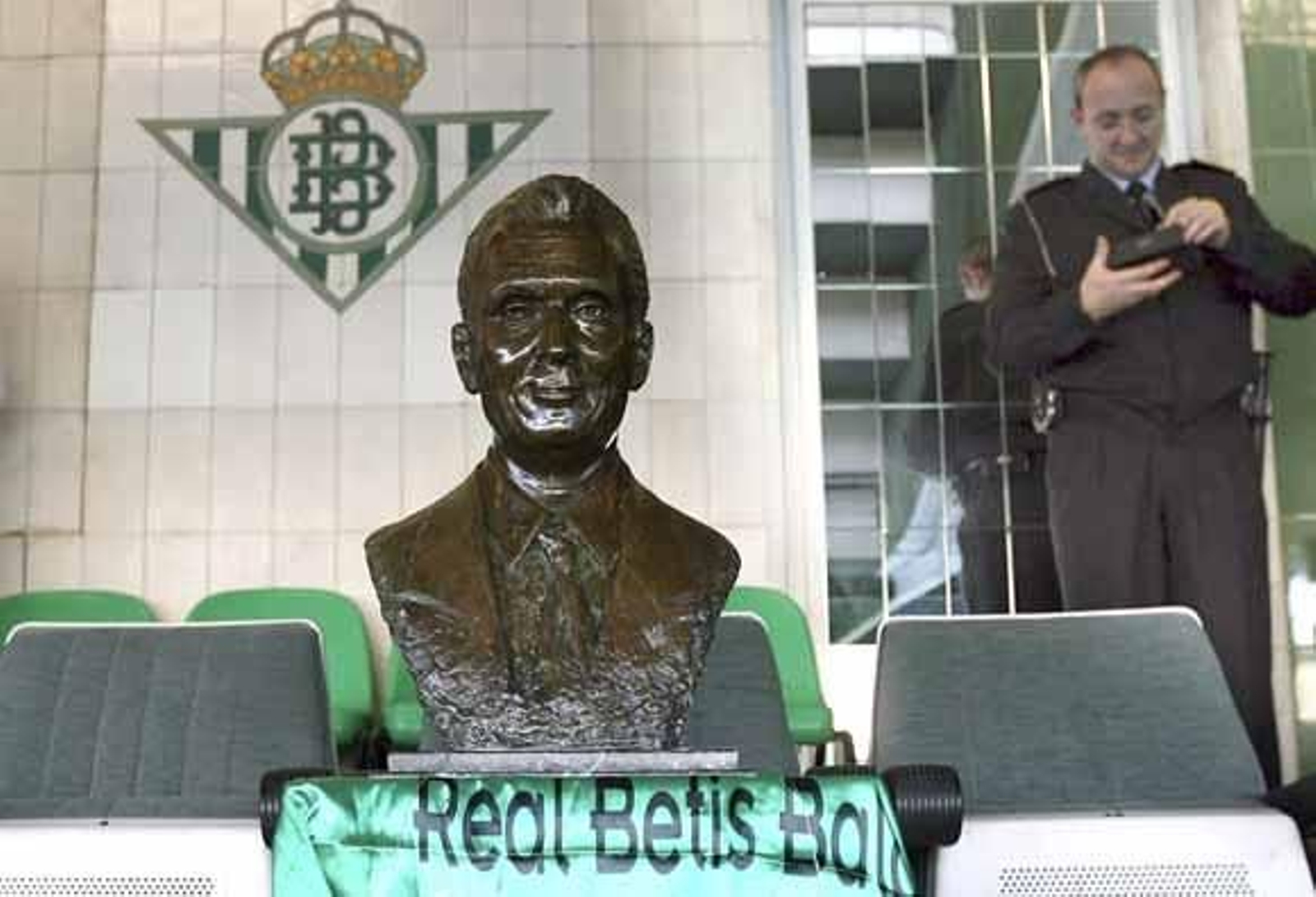 Oliver manda a Lopera el busto a su casa