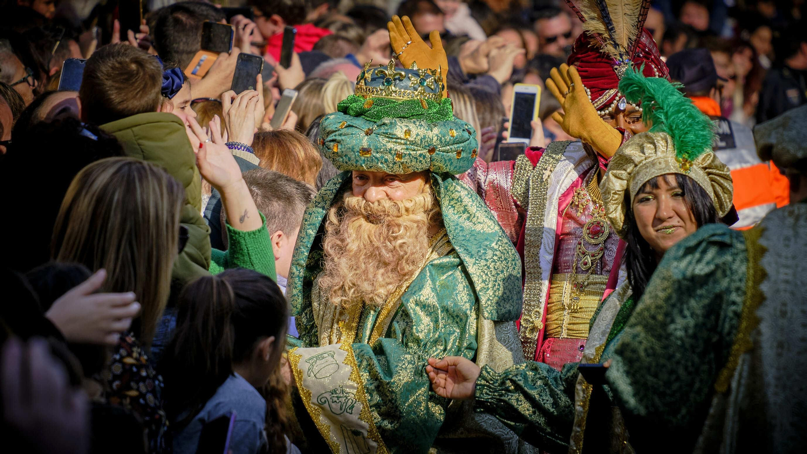 Los Reyes Magos saludan desde el balcón del Ayuntamiento