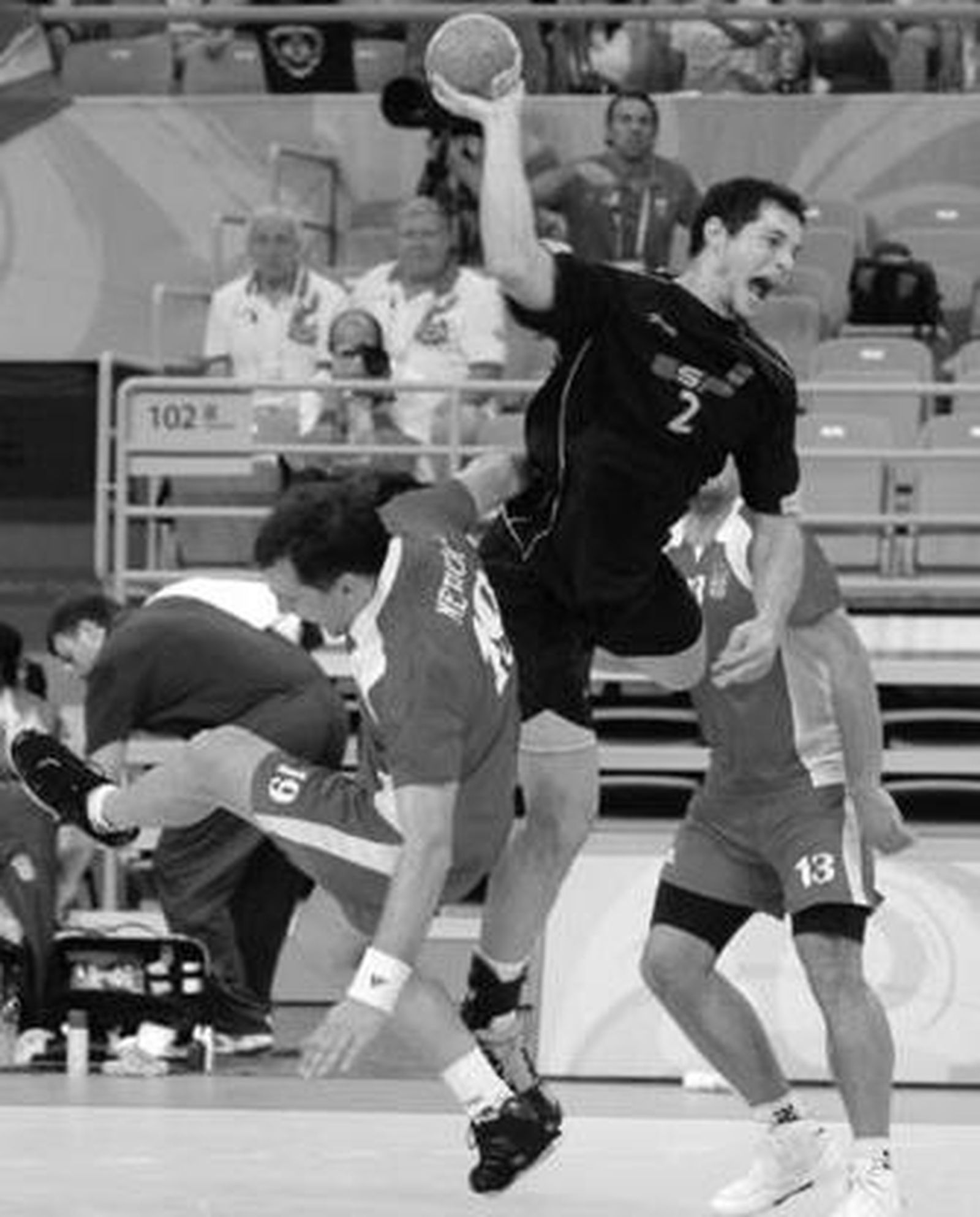 El español Alberto Entrerríos trata de efectuar un lanzamiento en el encuentro ante Croacia de las Olimpiadas.