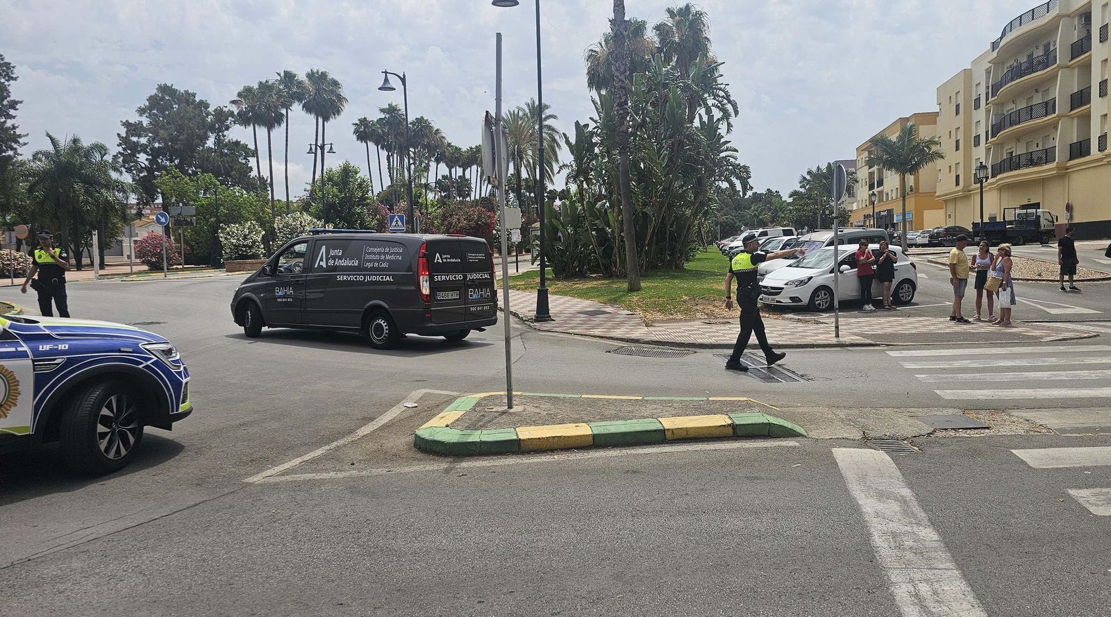Fotos del accidente de tráfico entre un coche y una moto donde fallece una vecina de Los Barrios
