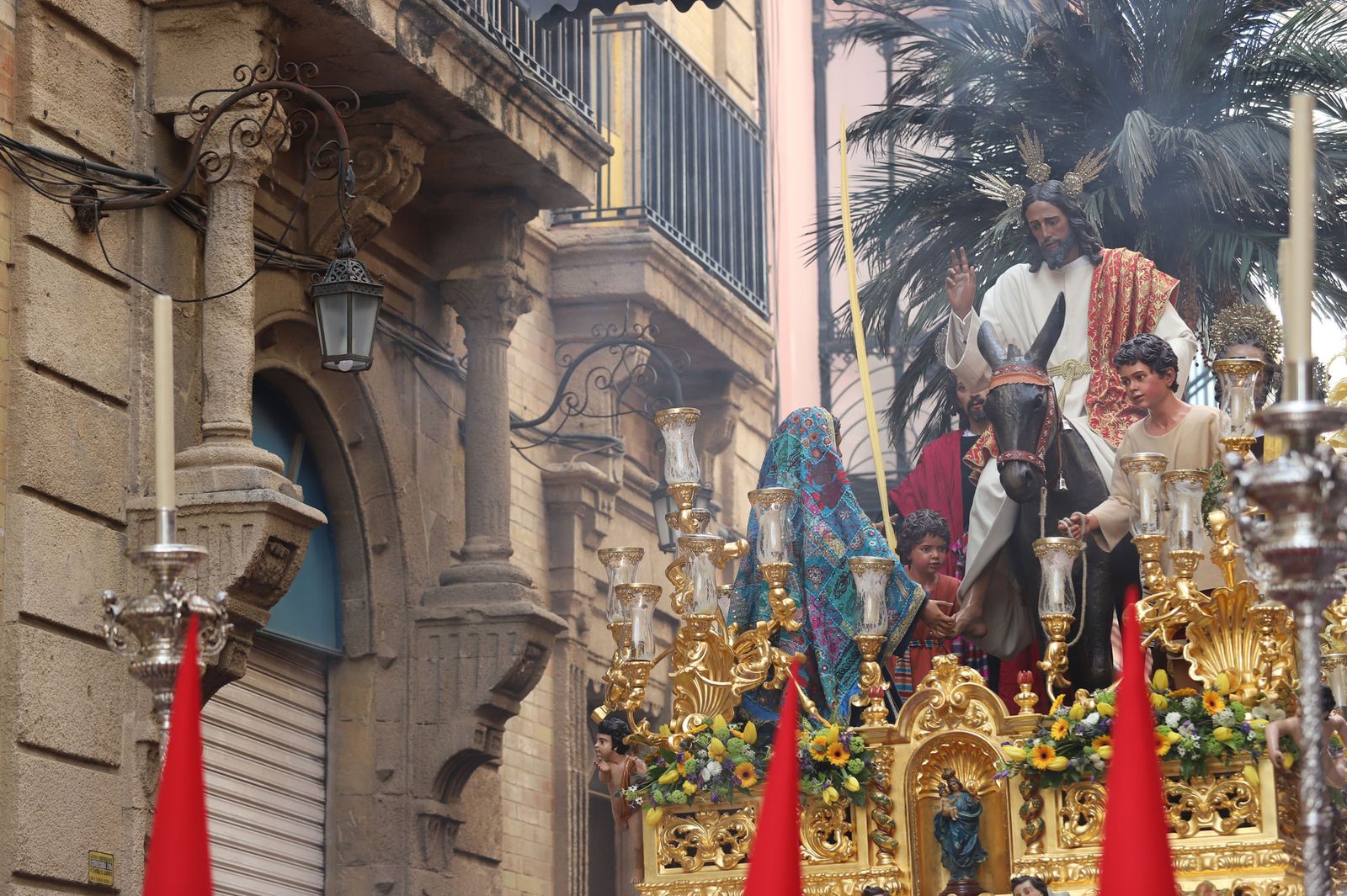 Imágenes del recorrido de la Borriquita  por las calles de Huelva