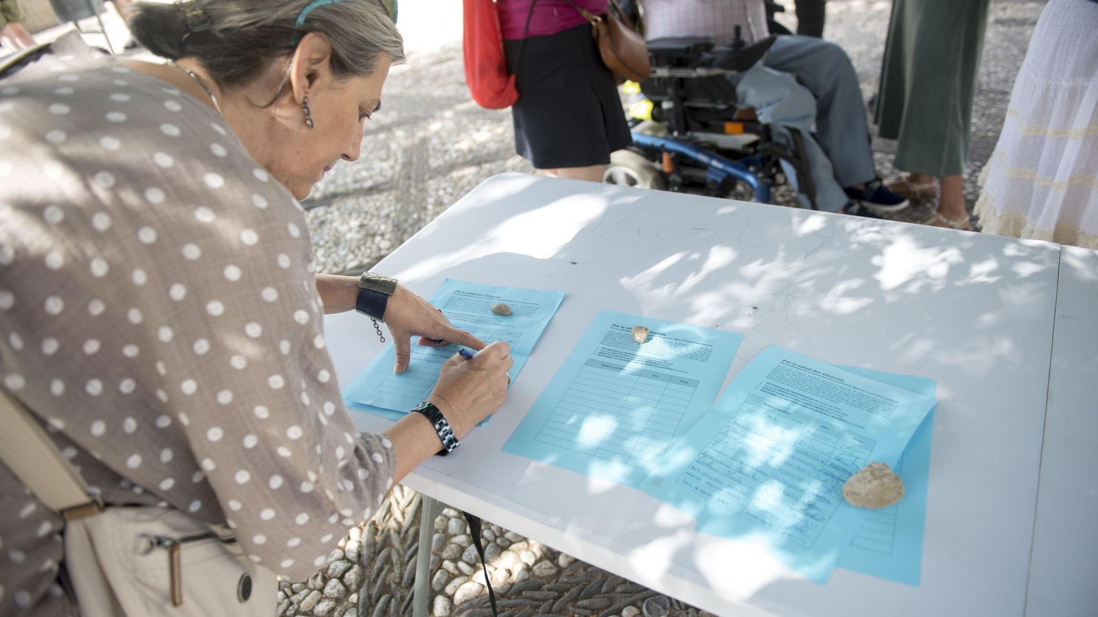 Una mujer firma la petición de mejorar la sanidad en el Centro de Salud del Albaicín