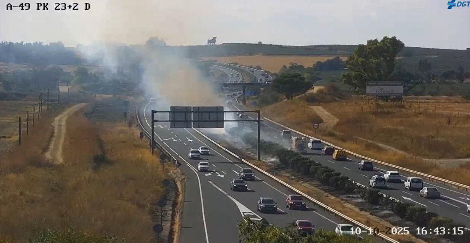 Un incendio provocan hasta 9 kilómetros de retenciones en la A-49
