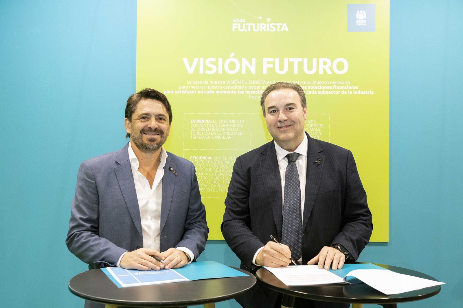 Jorge Marichal, presidente de Cehat, y Jaume Julià, director del Área de Hoteles y Turismo de BCC-Grupo Cajamar, firman la renovación de su convenio de colaboración.