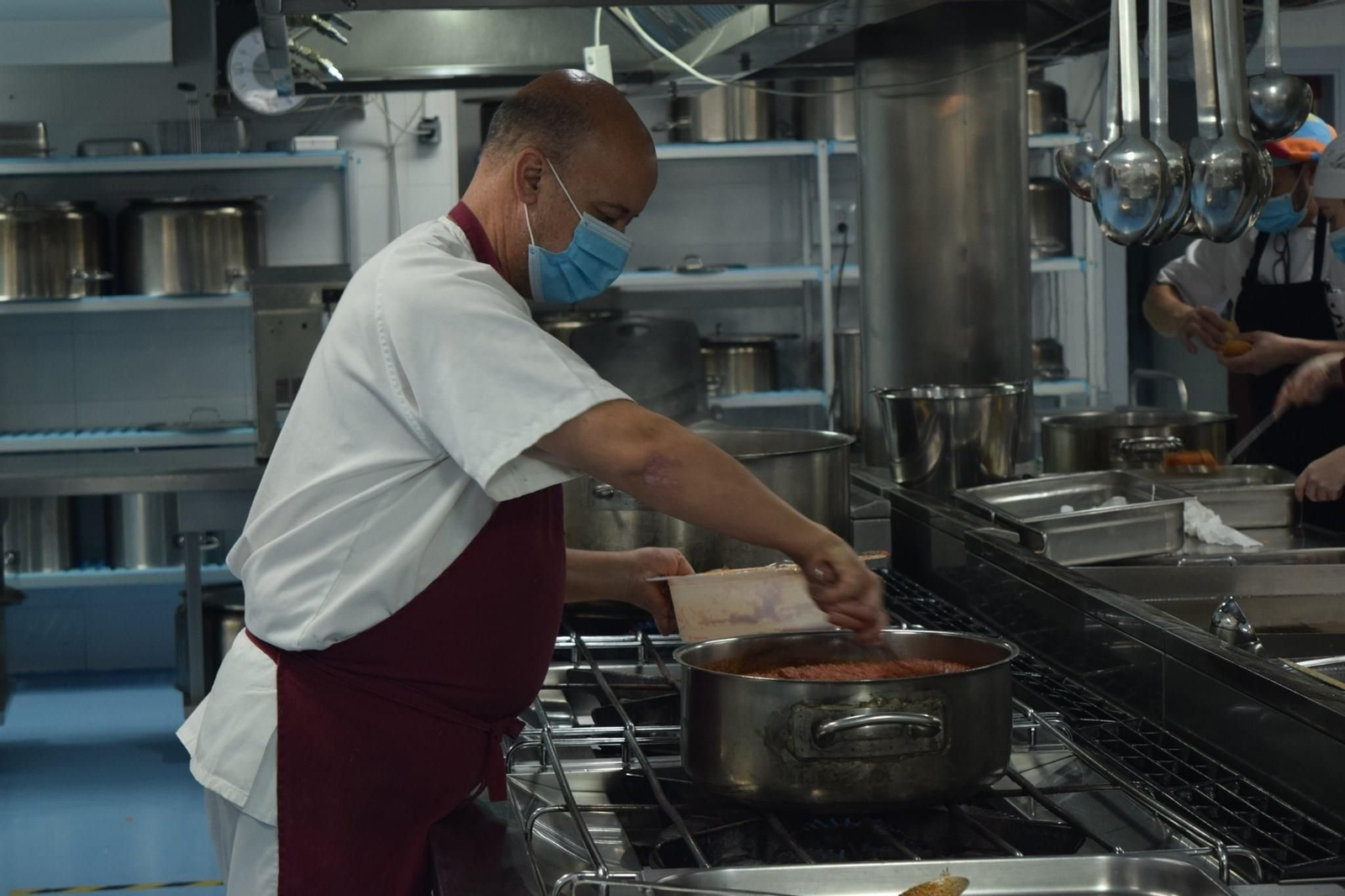 El cocinero del catering Saborea Mediterránea de Fepamic elaborando los menús.