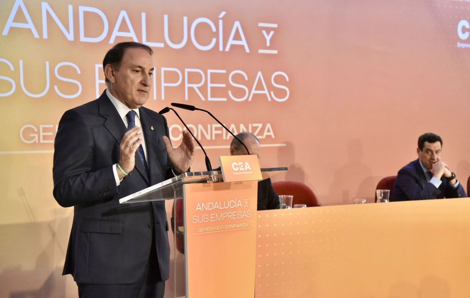 El presidente de la Confederación de Empresarios de Andalucía, durante su toma de posesión con el presidente de la Junta al fondo.