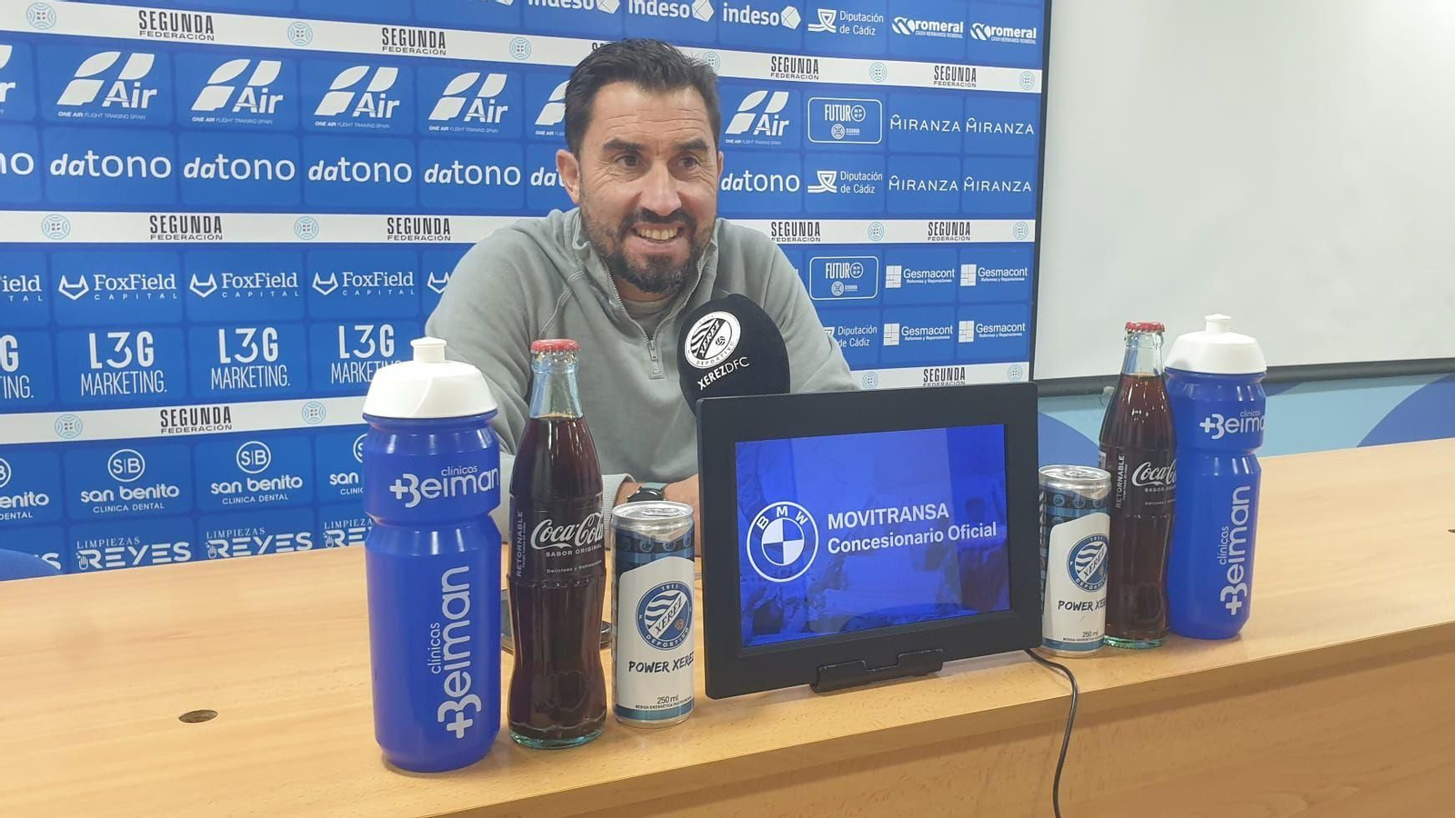 Antonio Fernández, técnico del Xerez DFC, sonriente en la rueda de prensa de este viernes en Chapín.