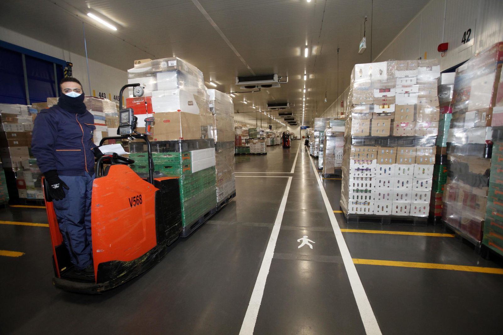 Imágenes del trabajo en la central logística de Mercadona