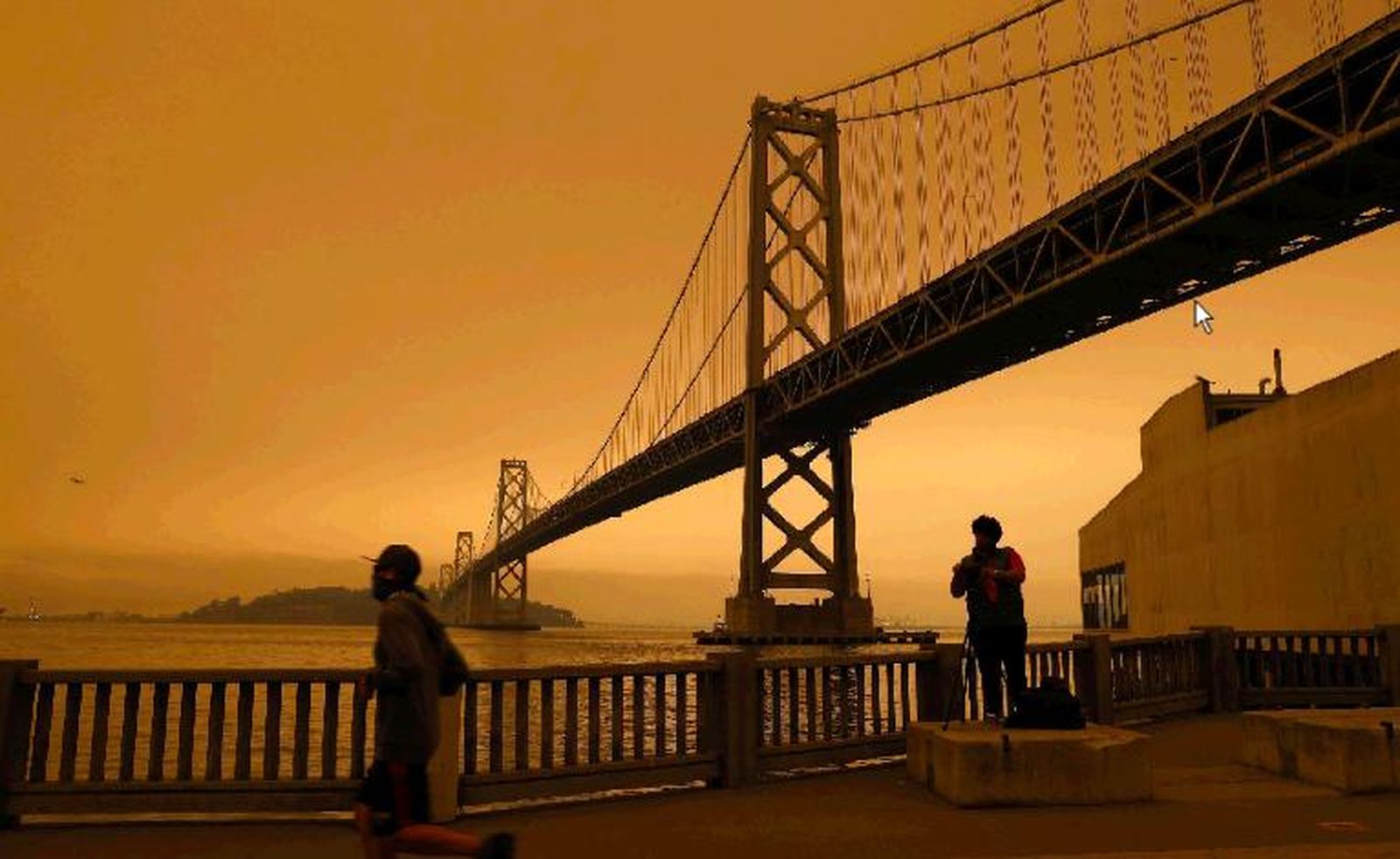 Las imágenes del cielo de San Francisco teñido de rojo por los incendios de California