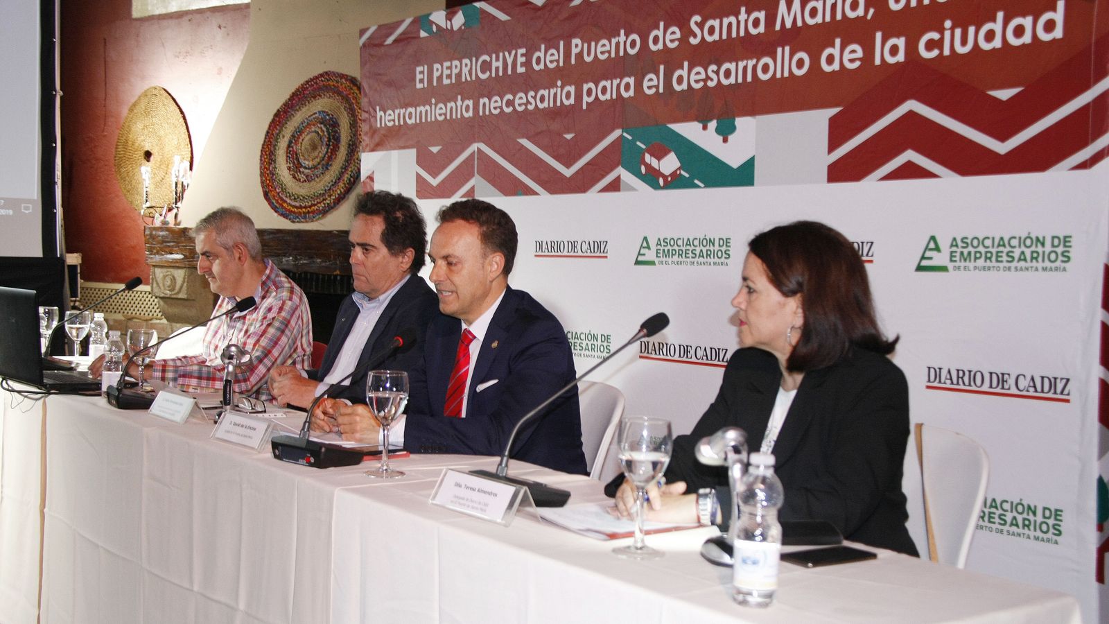 Otra imagen de la mesa durante las jornadas celebradas en El Cortijo.