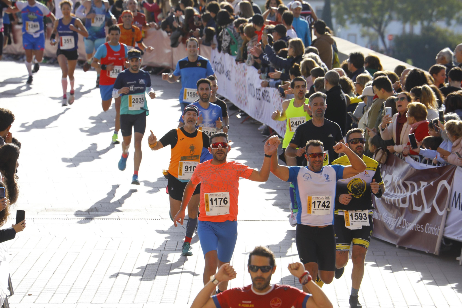 La gloria de cruzar la Puerta del Puente: imágenes de la meta de la 36 Media Maratón de Córdoba