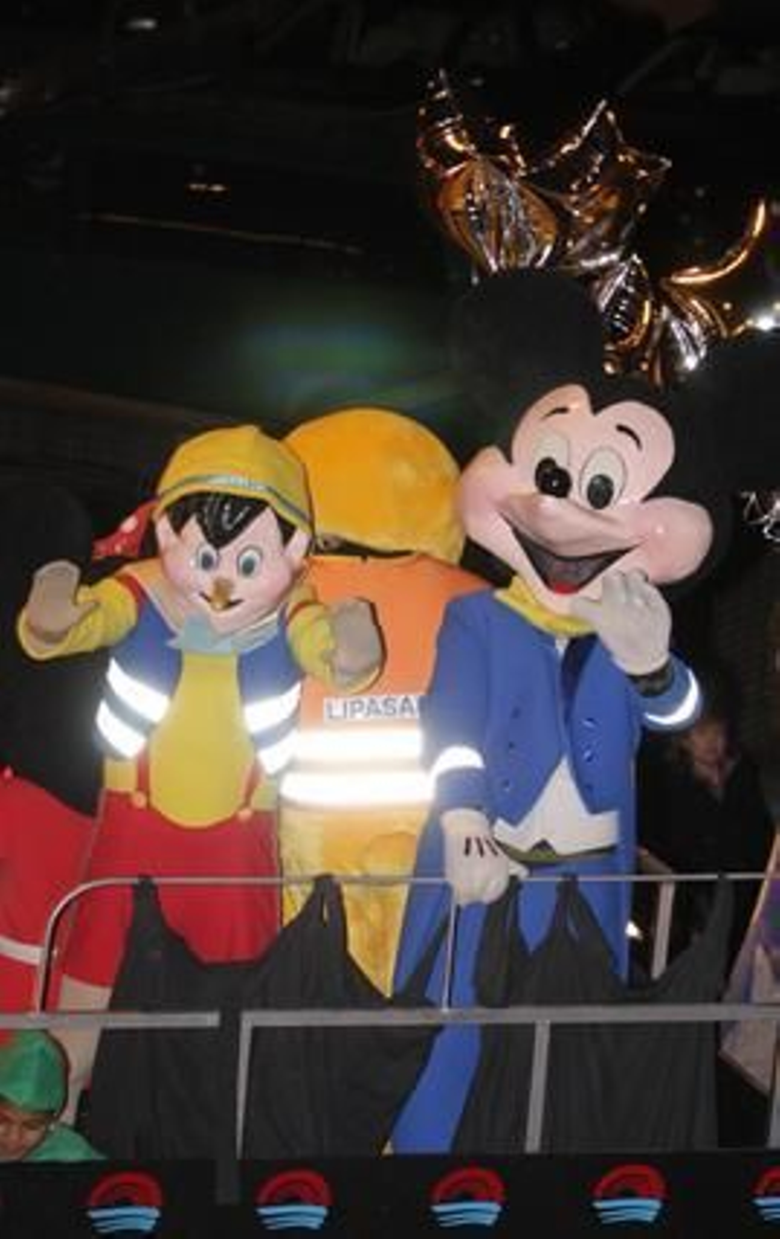 Pinocho y Mickey saludando a los sevillanos.

Foto: Belén Vargas