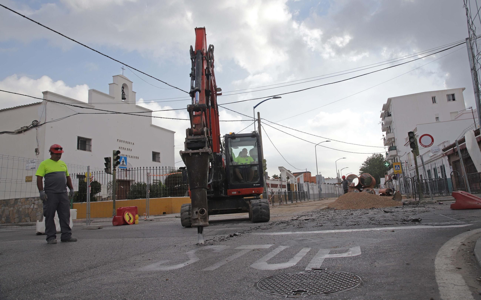 Fotos de las obras de renovación de infraestructuras hidráulicas en la avenida Diputación de Algeciras