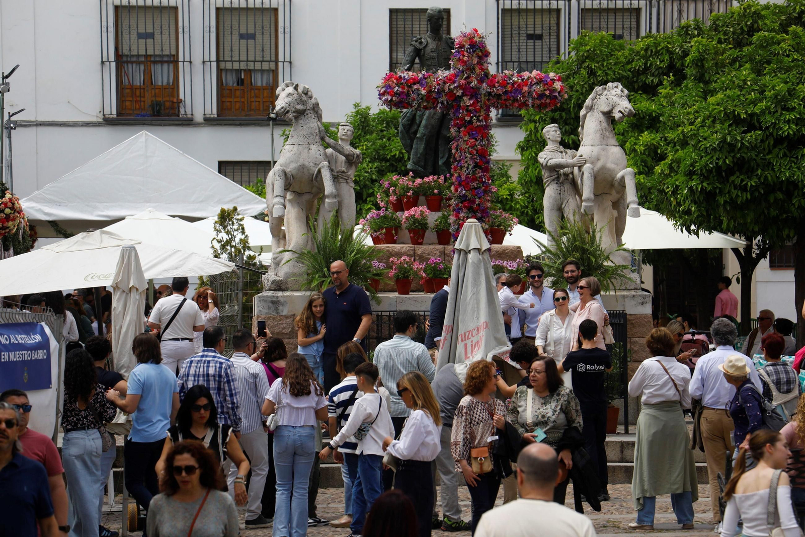 El ambiente en las Cruces de Mayo de Córdoba a mediodía, en imágenes