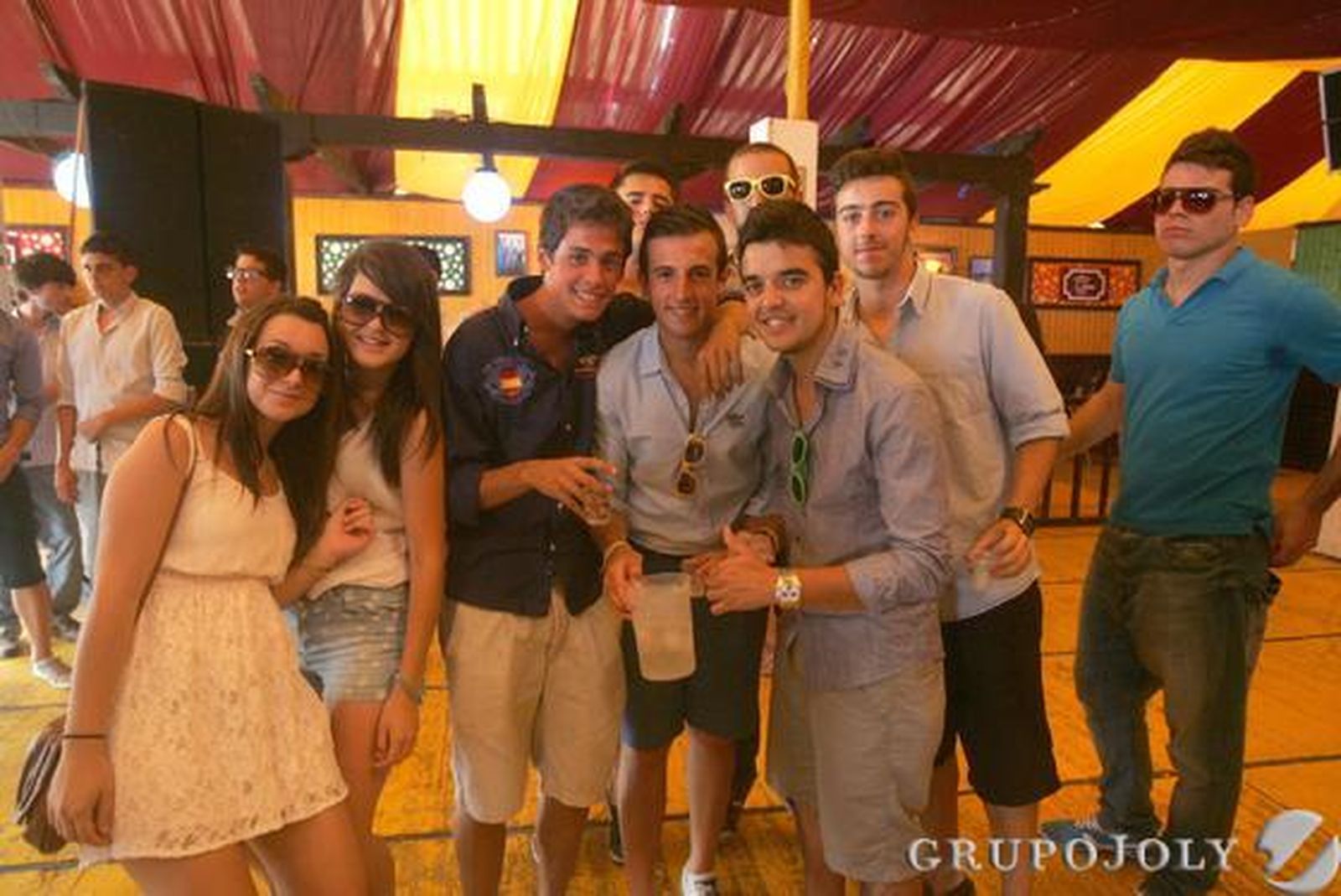 Los algecireños disfrutan de su último día de feria y se reúnen en el Real para contemplar el montaje pirotécnico con el que acaba la fiesta./J.M. Quiñones

Foto: J.M. Quinones