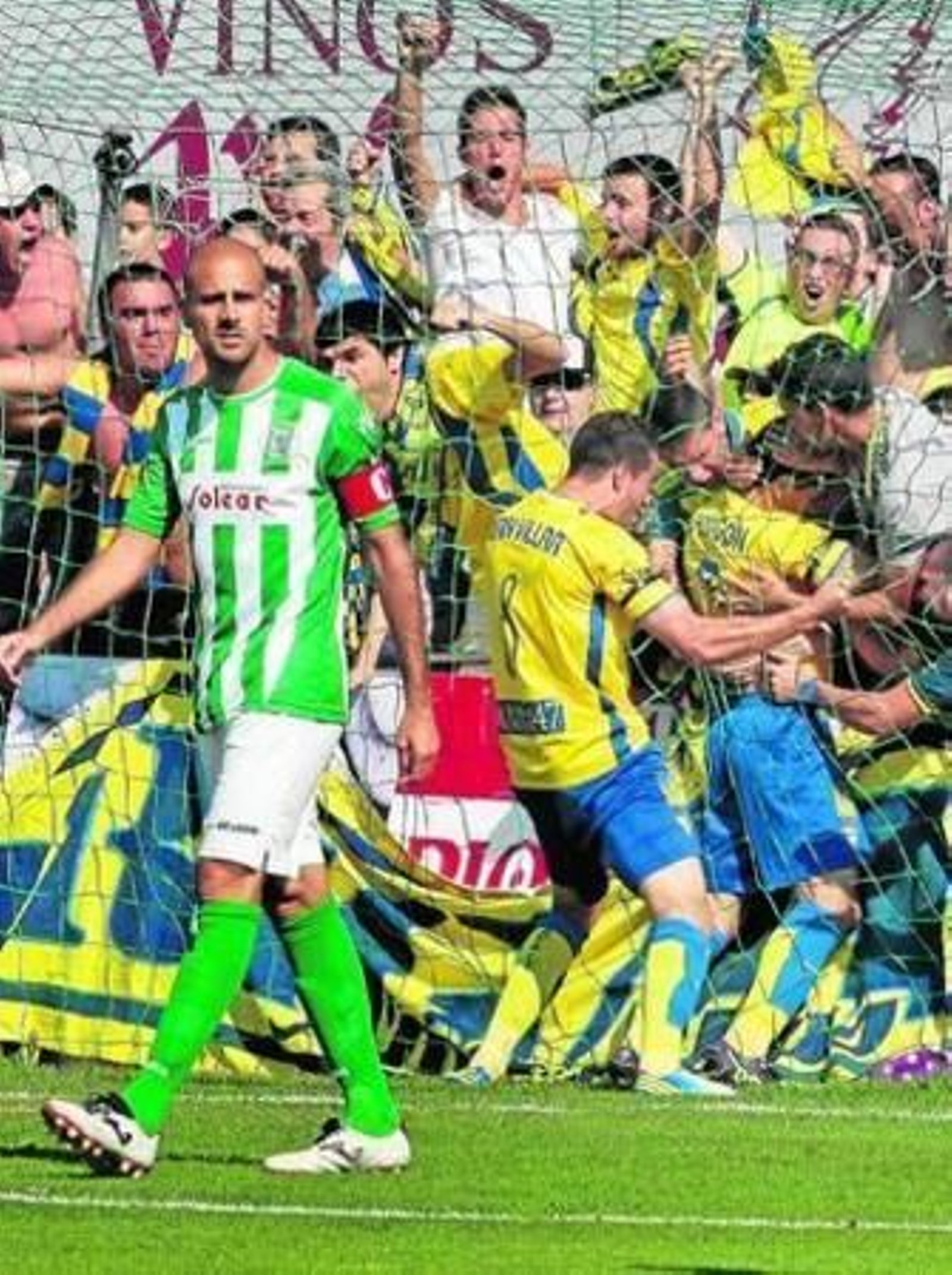 Villar y Peragón celebran con sus seguidores, en presencia del verdiblanco Dani, el primer tanto en Sanlúcar.