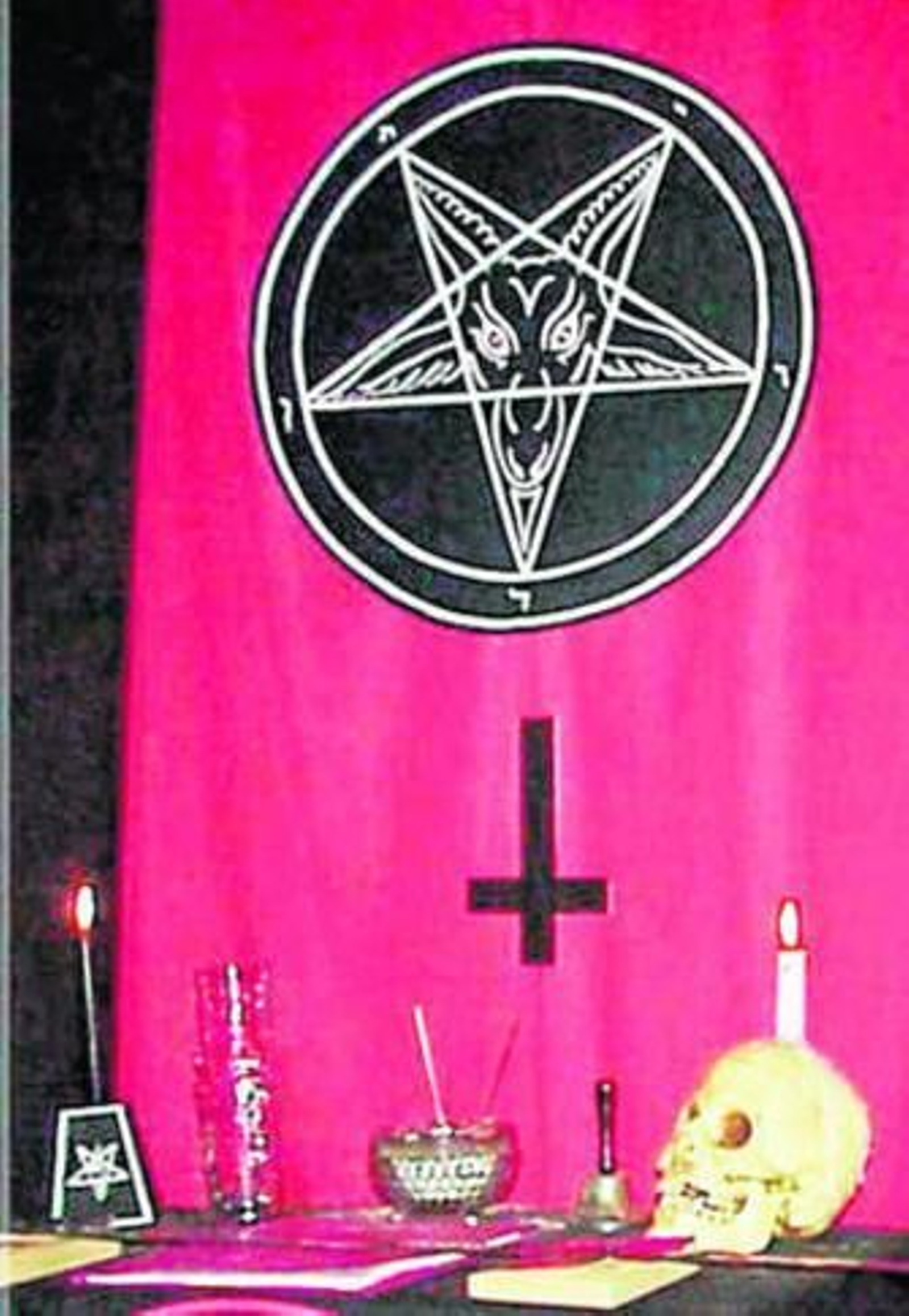 Algunos de los objetos utilizados en los rituales de satanismo, como calaveras o cruces invertidas.