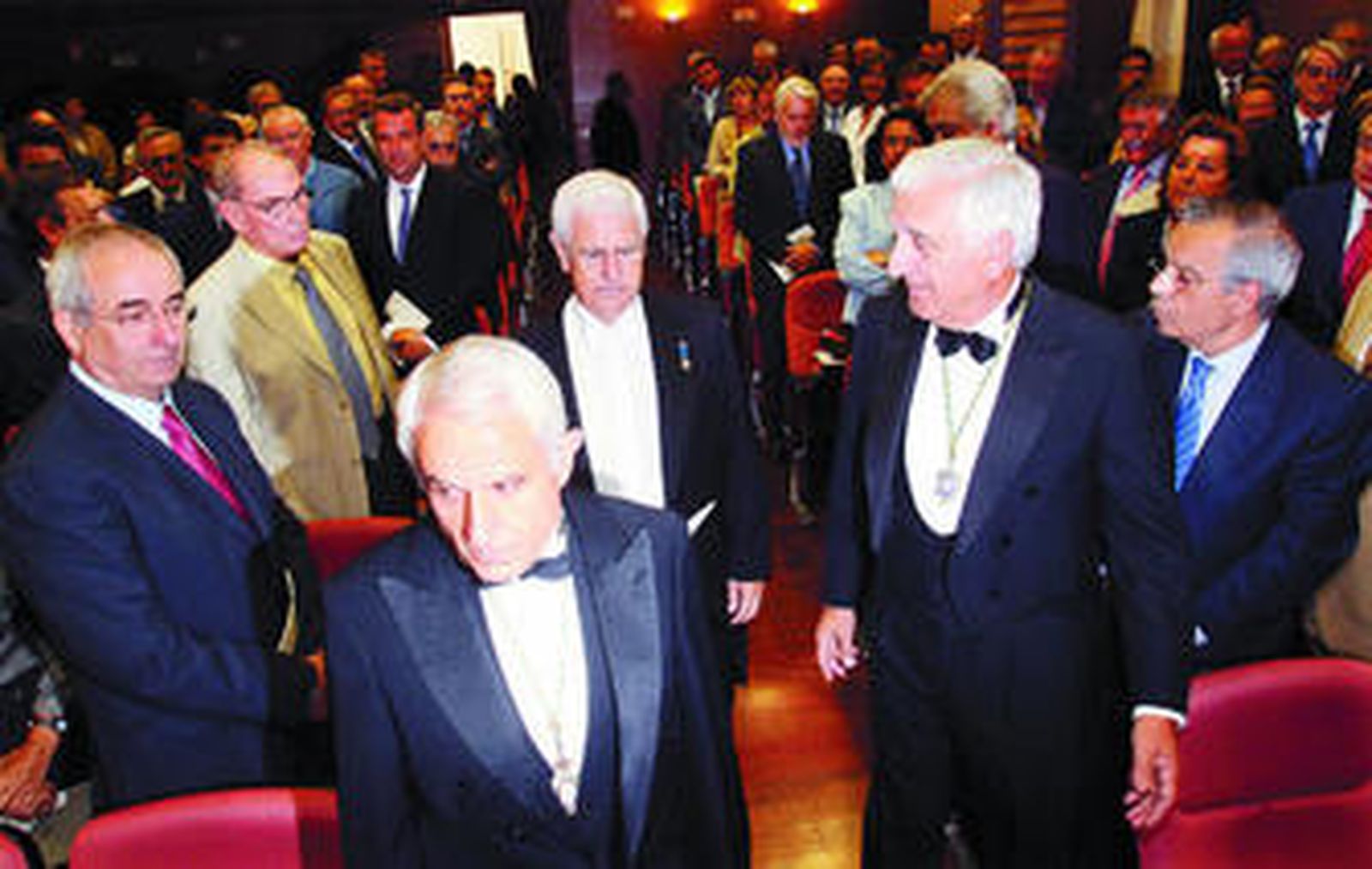 Antonio Pascual, presidente de la Academia, abre el camino a José Luis Sánchez Domínguez, junto al presidente de la CEA, Santiago Herrero, hacia el estrado.