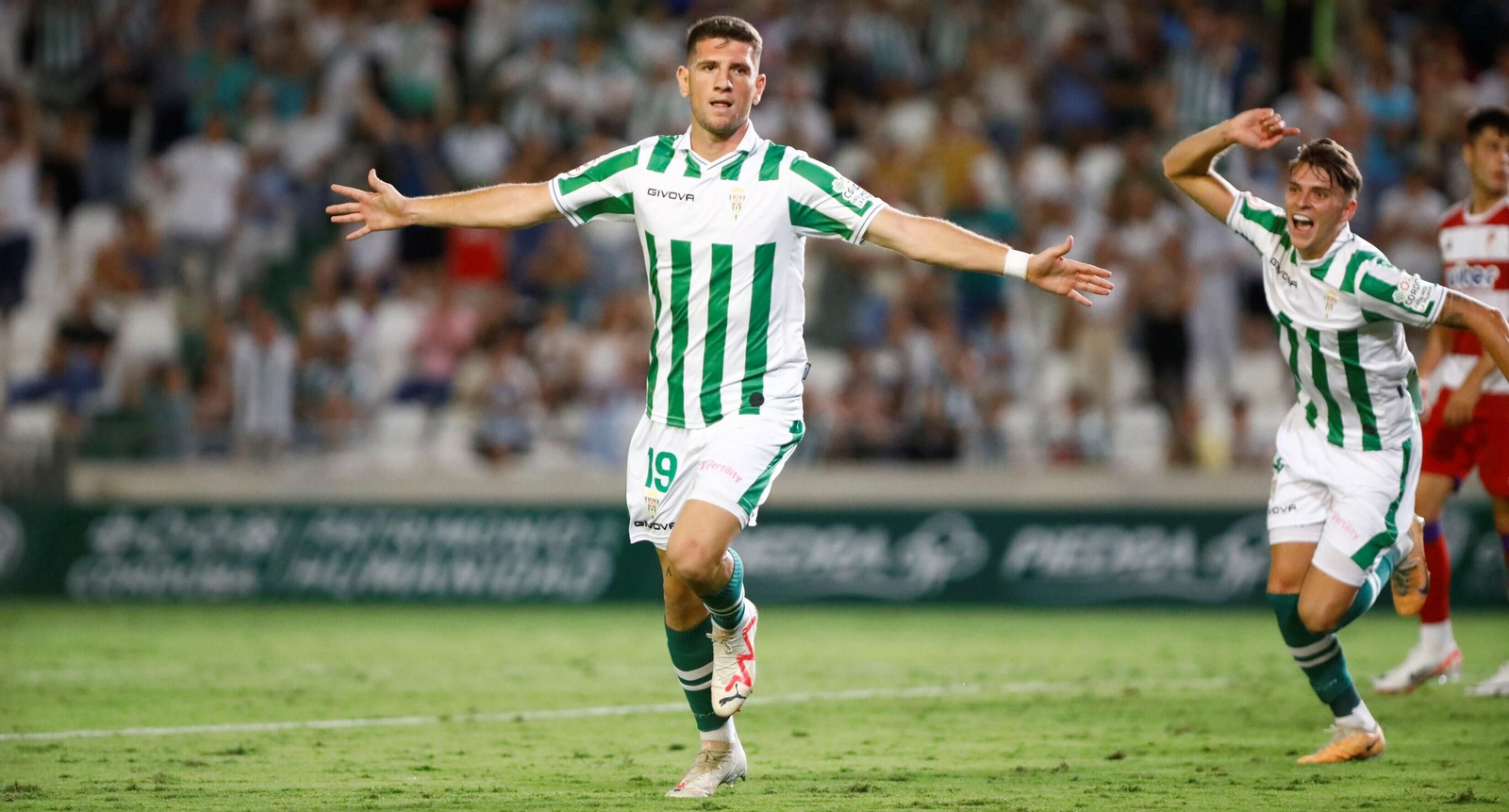 Alberto Toril celebra su gol con el Córdoba CF al Recreativo Granada.