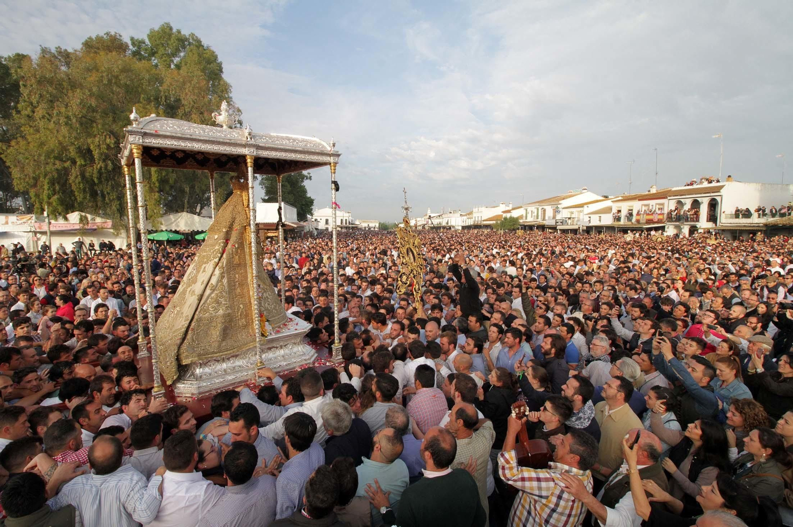 Las imágenes de la procesión de la Virgen del Rocío por la aldea en el Lunes de Pentecostés