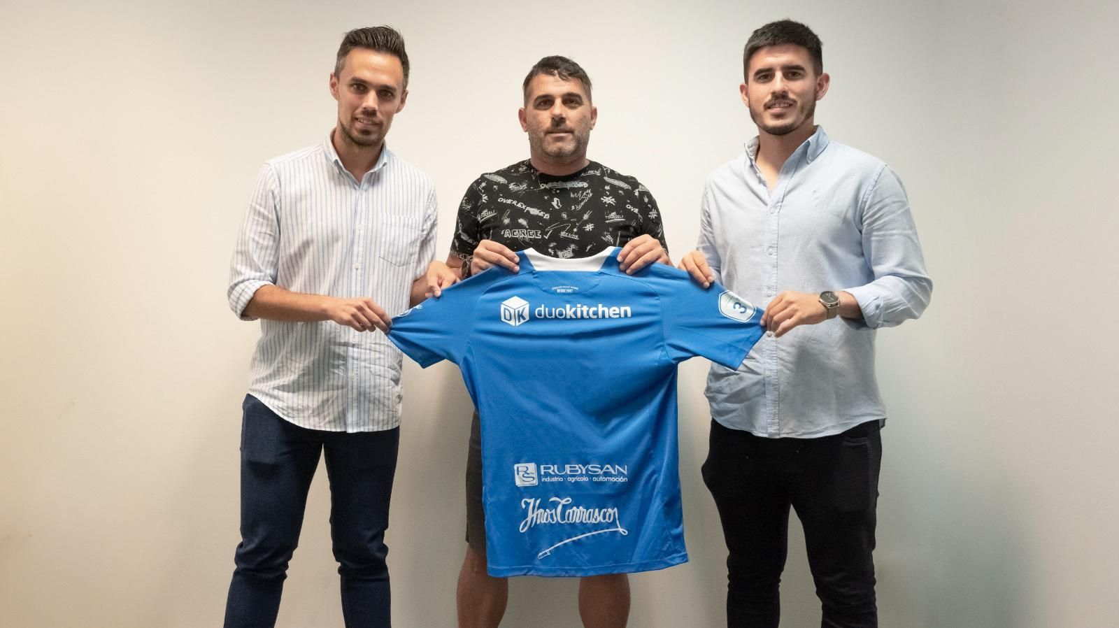 Emilio Fajardo, con Fran del Villar y Alberto Pérez, los nuevos miembros de su cuerpo técnico.