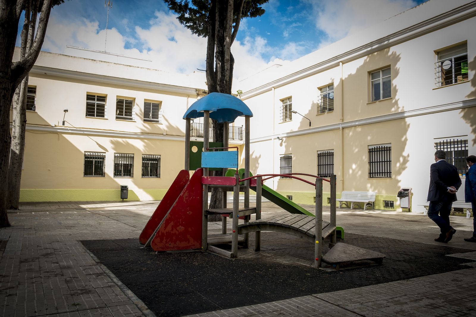Juegos infantiles en el patio de recreo de la Institución Provincial.