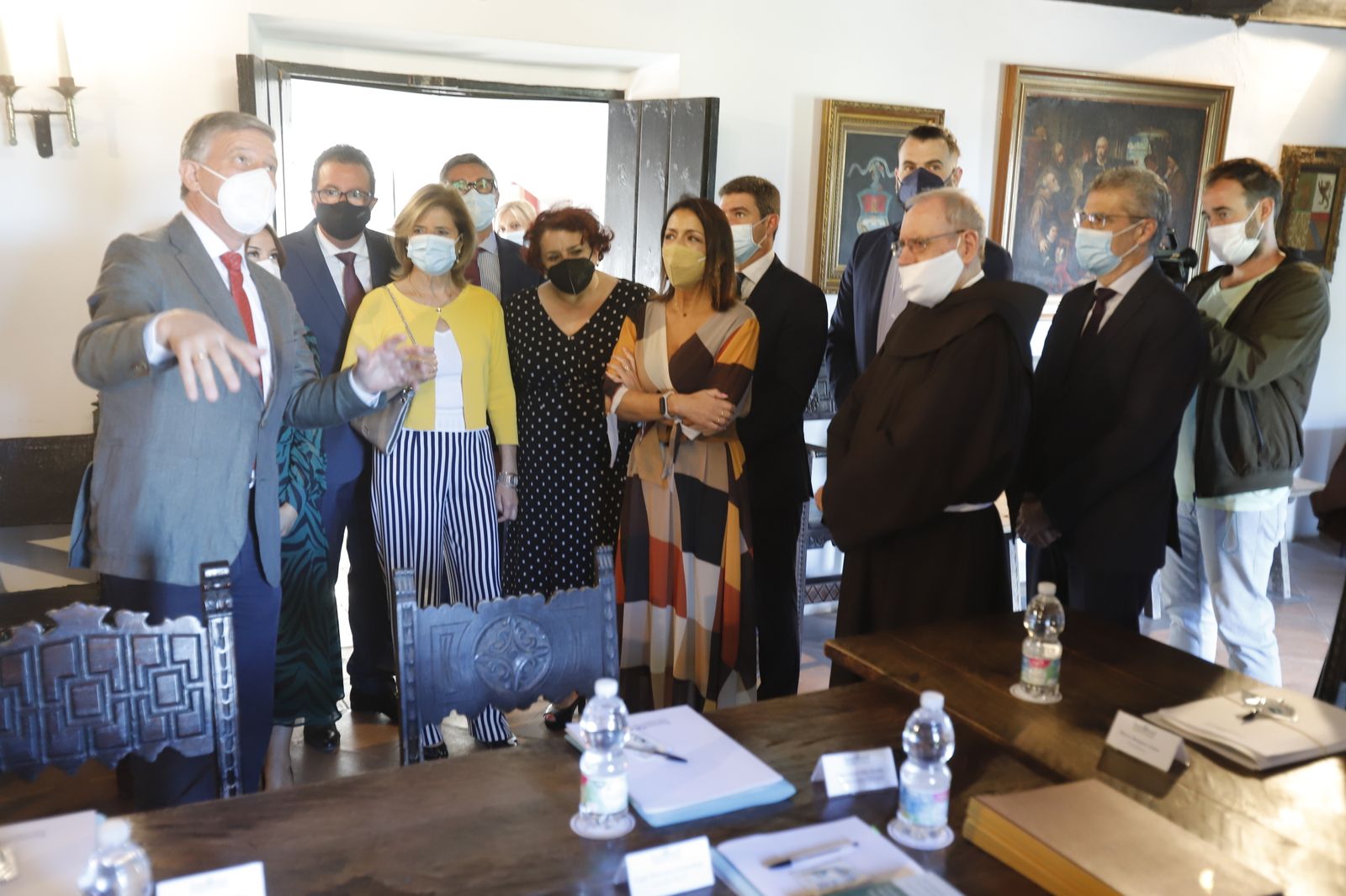 La presidenta del Parlamento, Marta Bosquet, junto al resto de miembros de la Mesa, visita al Monasterio de La Rábida