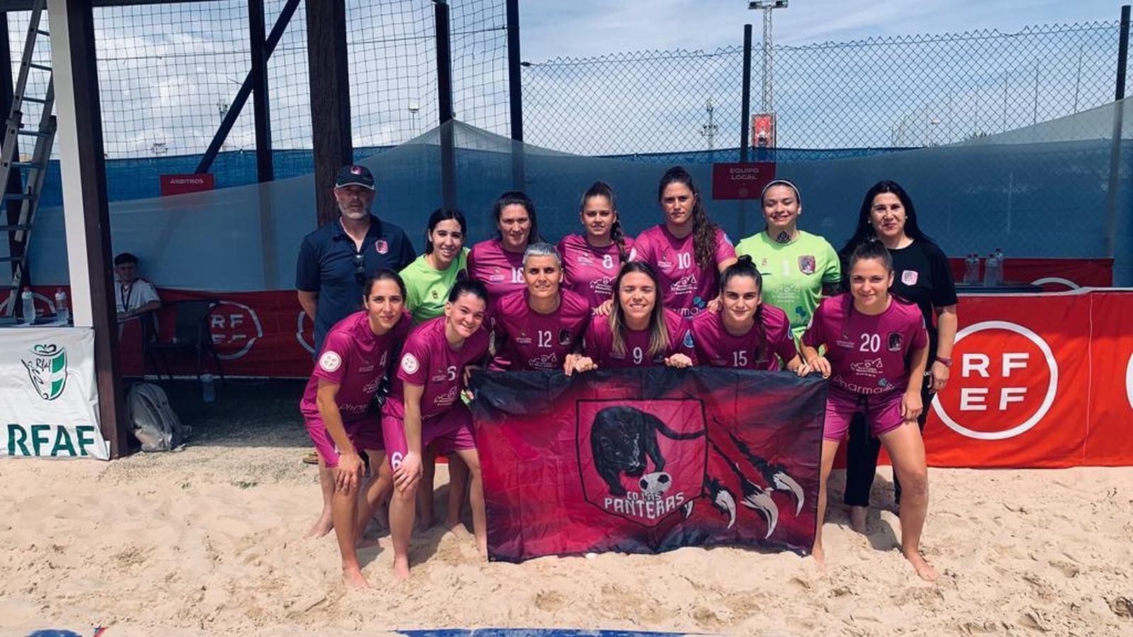 Las almerienses posan con la bandera del equipo antes de disputar un partido esta temporada.