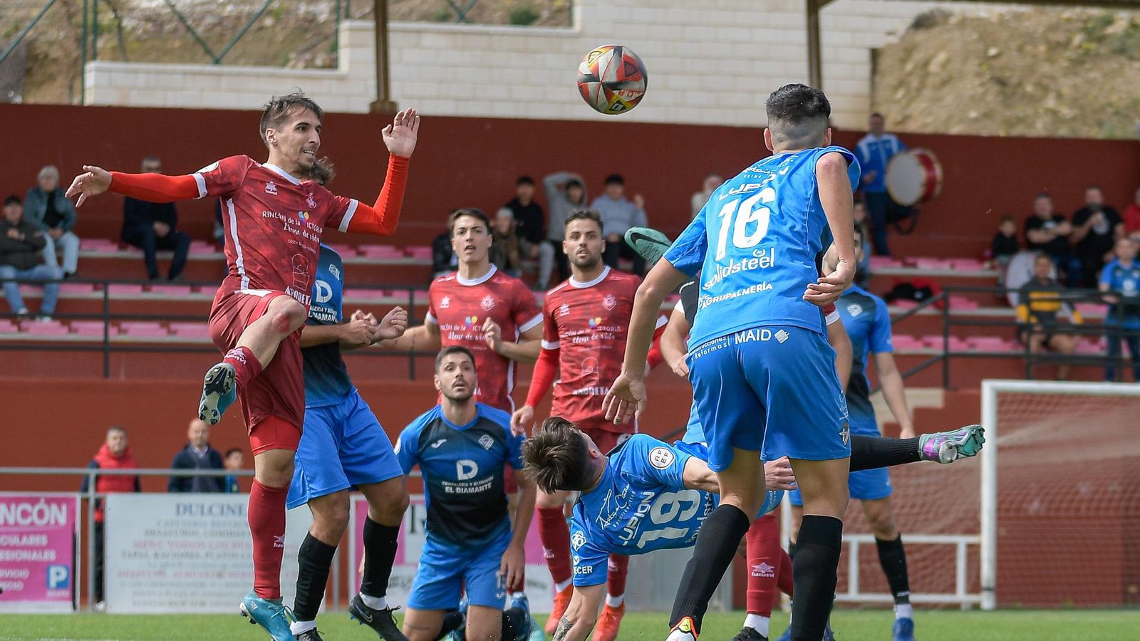 Dani Mesas ejecuta la chilena que dio el empate al Poli Almería.