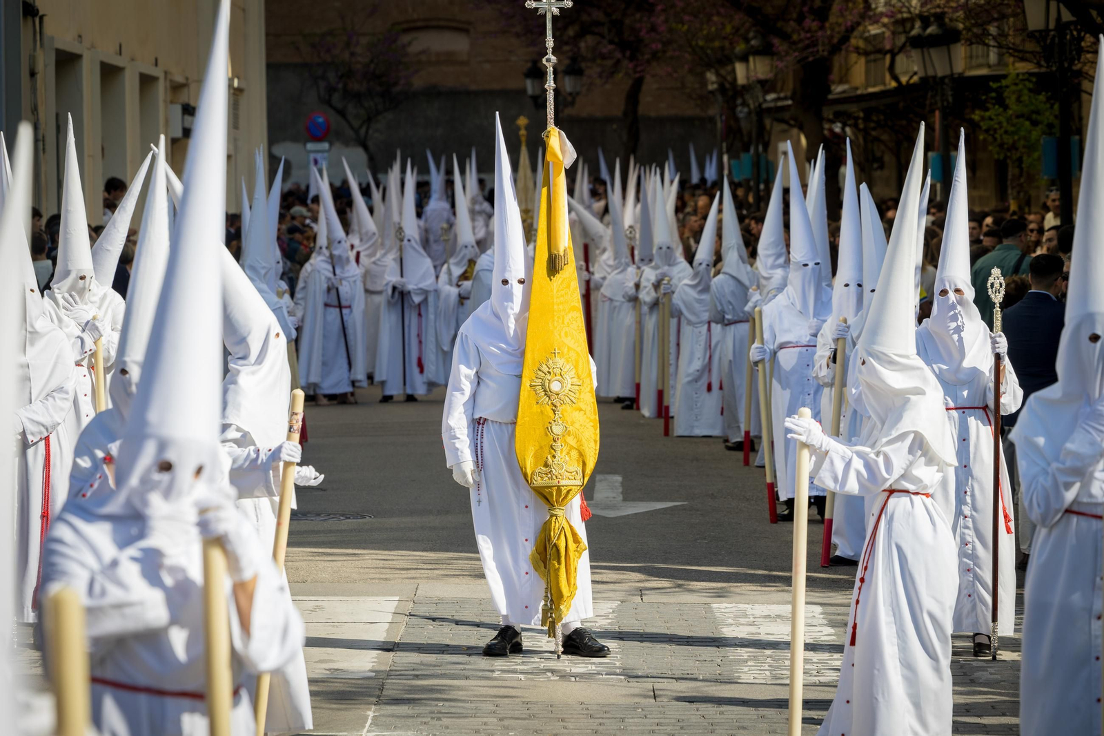 Imágenes de la salida de la Sagrada Cena en la Semana Santa de Cádiz 2025
