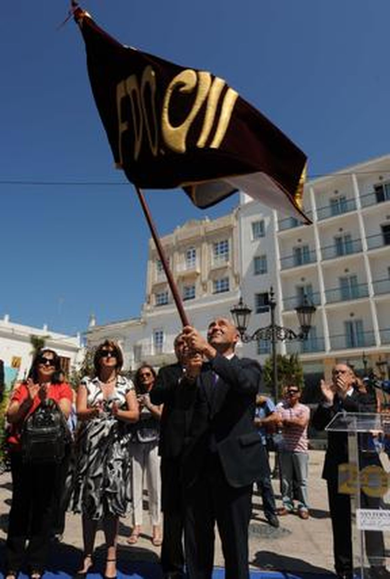 Unas 200 personas participan en el desfile de presentación del pendón de Fernando VII, recuperado para el Diez, ataviados con uniformes históricos.

Foto: Elias Pimentel
