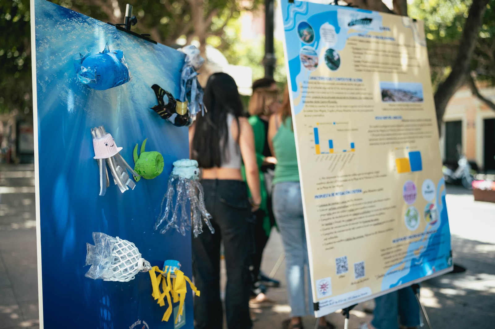 Trabajos expuestos sobre el impacto de los residuos en la playa