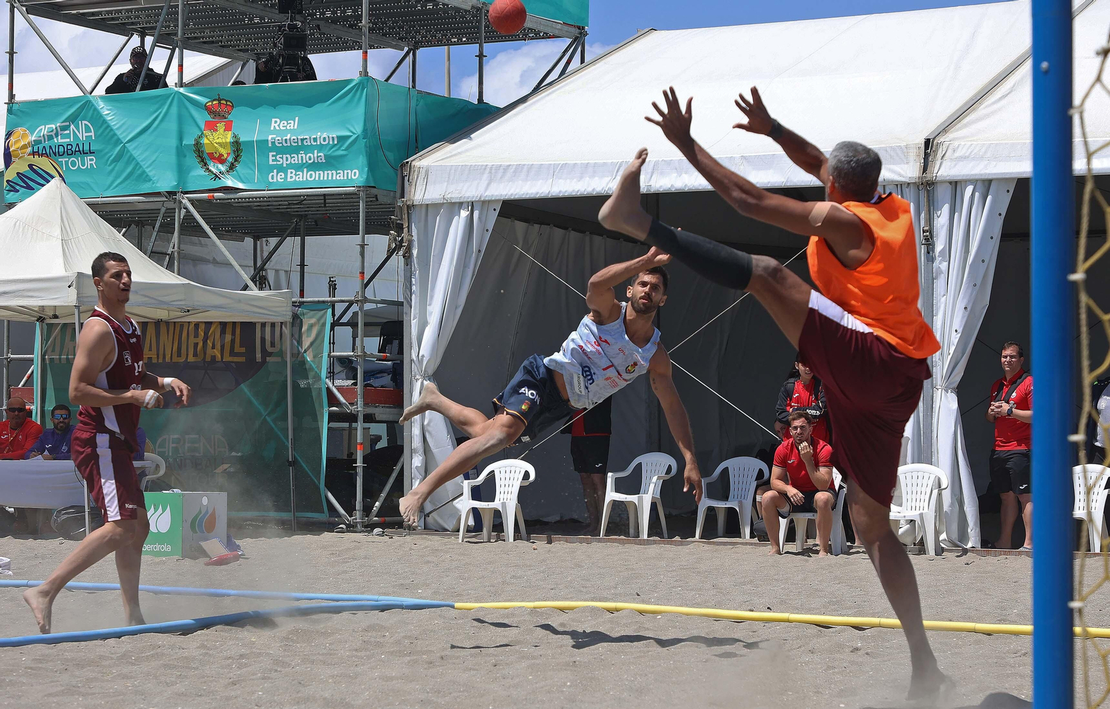 Fotos del domingo en el Internacional de España de balonmano playa de La Línea
