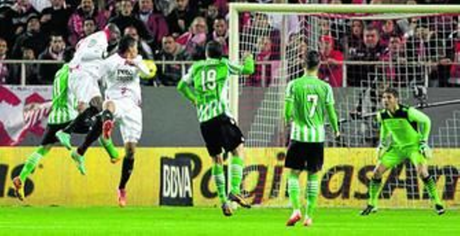 El centrocampista camerunés M'Bia se anticipa a Juanfran para cabecear y hacer el 2-0 a favor del Sevilla, en la jugada posterior a la expulsión de Paulao.