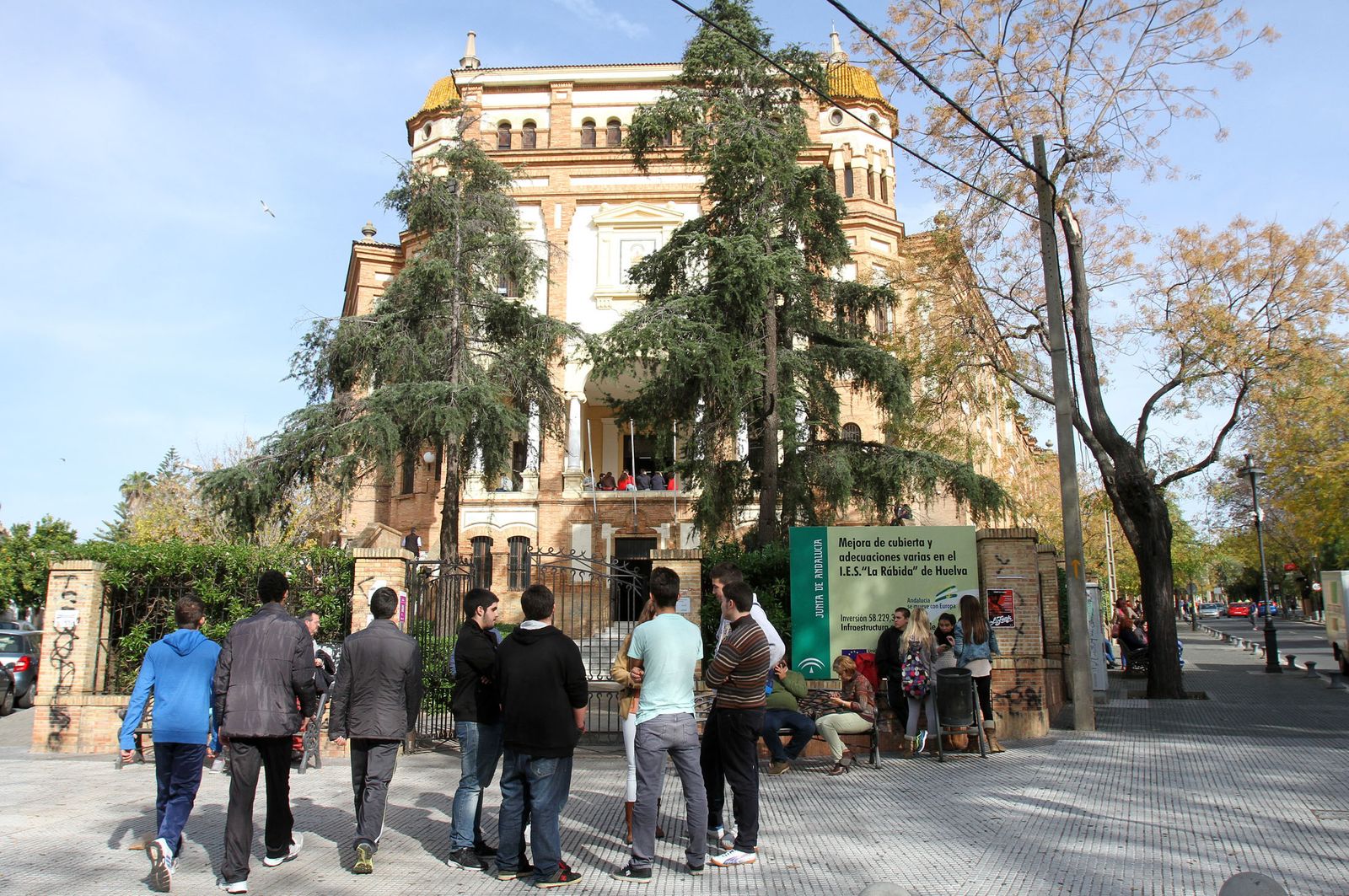 Estudiantes ante el Instituto de Enseñanza Secundaria La Rábida.