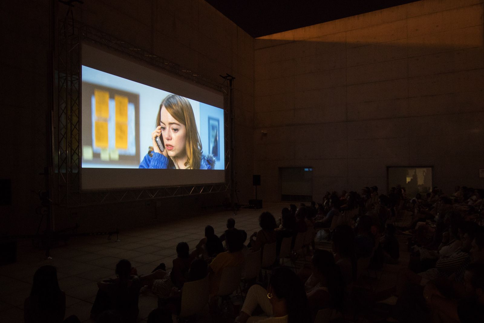 1. El cine de verano de CajaGranada proyectó ayer la exitosa película musical 	'La La Land'. 2. Espectadores antes de la proyección en la Huerta de San Vicente.