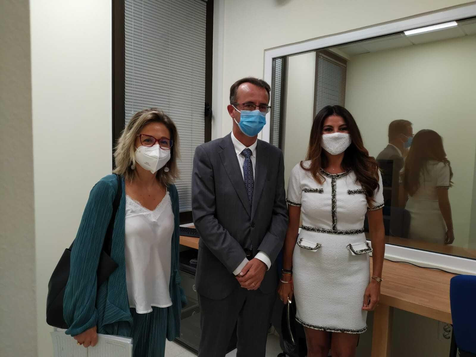 La delegada territorial Nuria Rodríguez (1º D) y el juez decano de Marbella, Ángel José Sánchez.